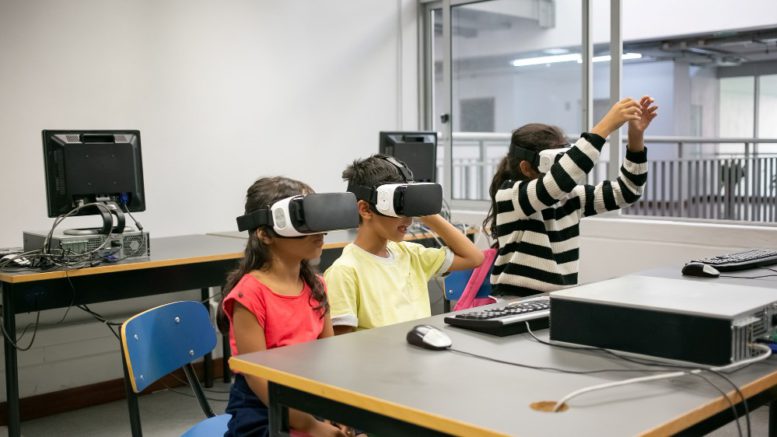 Kids learn by using virtual reality glasses